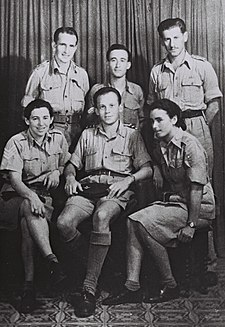 Arani (ve spodní řadě uprostřed) s ostatními výsadkáři, rok 1944