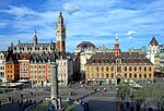 Au premier plan, la colonne de la Déesse. Au second plan, la Vieille Bourse (à droite).