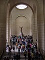 Escalera del Muséu del Louvre de París, cola Victoria de Samotracia.