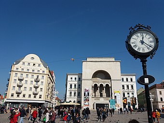 Зграда опере (десно)