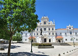 Vista geral da Sé inserida na praça frontal.jpg