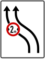 Zeichen 515-11 Verschwenkungstafel; Darstellung ohne Gegenverkehr und mit integriertem Zeichen 264 StVO außerhalb der Autobahn: zweistreifig nach links