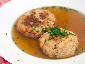 Tiroler Käseknödelsuppe, caldo claro servido con albóndigas de pan y queso