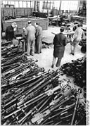 Bundesarchiv Bild 183-1990-0315-302, Schönebeck, Verschrottung von Flak-MGs.jpg