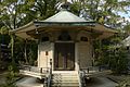 Le Shinkyō-den (心経殿), construit en 1925, abrite les copies faites à la main (写経, shakyō) par le Tennō du sūtra du Cœur et une statue de Yakushi Nyorai.