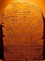 Harvinainen kuva Wasetista (oikealla) faarao Hatshepsutin (keskellä vasemmalla) steelassa.