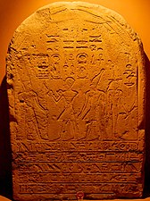 Dvojna stela Hačepsut (levo) in modra kepreš krona daruje vino bogu Amonu in Tutmozis III. za njo s hedjet belo krono, stoji v bližini Wosret - Vatican Museum.