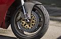 Ducati 916 SPS, 1998, Vorderrad mit Showa-Gabel, Stahlguss-Bremsscheiben