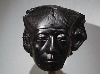 Le souverain. Obsidienne, H. 12 cm, Musée Calouste-Gulbenkian.