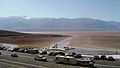 Death Valley Ulusal Parkı ilkbaharda su dolu Badwater Gölü