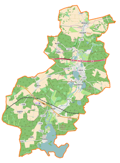 Mapa konturowa gminy Lubrza, blisko centrum na prawo znajduje się owalna plamka nieco zaostrzona i wystająca na lewo w swoim dolnym rogu z opisem „Goszcza”