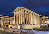 Maison Carrée, um templo romano (4–7 d.C.)