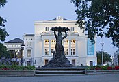 Strūklaka Latvijas Nacionālās operas priekšā. Folcs projektēja gan strūklaku, gan operas nama interjeru.