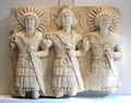 La triade palmyrénienne : de gauche à droite, le dieu de la Lune Aglibôl, le « Seigneur des Cieux » Baalshamin, et « l’Ange du Seigneur » Malakbêl