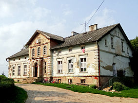 Zabytkowy dworek (dom nr 18) w Rozogach.