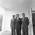 約翰·甘迺迪兄弟：1963與美國司法部長羅伯特·弗朗西斯·甘迺迪和參議員泰德·甘迺迪在白宮的合照