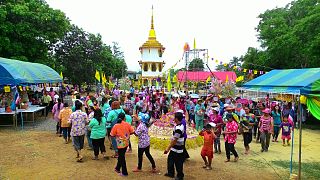 Sonkran-dag 13. april i Wat Trisirimongkon, Korat (2015).