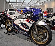 RVF750 1985年モデル(左)1991年モデル(右) フロントフォーク(正立・倒立) リヤサスペンション(プロリンク・プロアーム) ボディカウル・タンク形状の差異に注意 ホンダコレクションホール所蔵車両