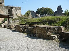 Vestige du Grand logis. Au centre, la cheminée, encadrée par les fenêtres à coussièges.