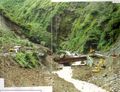 Derrumbe de una ladera frágil en la fase de construcción de un puente en la seja de selva peruana
