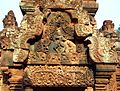カンボジアのバンテアイ・スレイにある装飾的まぐさ石。
