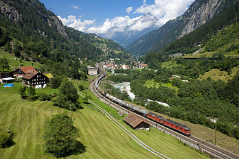 Train des Chemins de fer fédéraux suisses dans la vallée de la Reuss, près de Gurtnellen (canton d'Uri). (définition réelle 4 497 × 2 998)