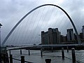 Millennium Bridge (Droichead an Mhíle Bliain), a shroicheann idir Newcastle agus Gateshead