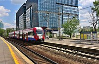 2019: EN97-Zug am WKD-Bahnsteig des Bahnhofs Warszawa Zachodnia (Strecke 47)