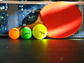 راکت تنیس روی میز با سه اندازهٔ مختلف از توپ‌های سلولویدی