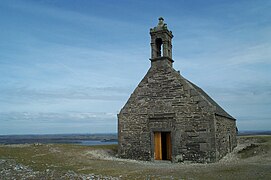 Chapelle Saint-Michel au sommet du Mont Saint-Michel de Brasparts, au second plan, on distingue le lac Saint-Michel.