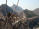 Una porzione della Grande Muraglia Cinese a Simatai, sopra una gola