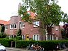 Harmoniehof: centraal-oostelijk dubbel woonhuis met twee grotendeels gelijke woningen gelegen