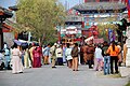 Touristes et figurants en costumes