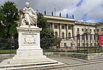 Spomenik Wilhelma von Humboldta pred Humboldtovo univerzo
