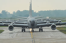悬挂CFM56-2发动机的KC-135正面照