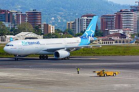 Airbus A330-243 de Air Transat ingresando a la terminal de pasajeros