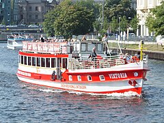 Una barca coi colori dell'Union Berlino in navigazione sulla Sprea