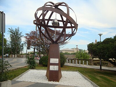 Monumento «Milla Cero» conmemorativo de la primera vuelta al mundo en Sevilla (España).