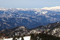 東側の白草山から望む烏帽子岳