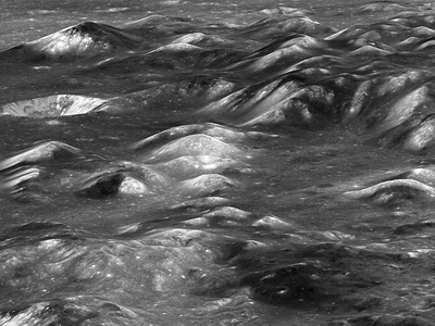 Гори на північному заході хребта, вигляд із заходу. Видно темні породи, інтерпретовані як пірокластичні[18][17]. Знімок LRO, 2017 (ширина — близько 30 км).