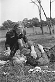 فتاة بولندية تبكي على جثة شقيقتها البالغة من العمر 14 عامًا والتي قصفتها قاذفات الغطس الألمانية ، سبتمبر 1939