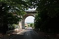 Photographie en couleur d'un viaduc sous lequel passe une route.