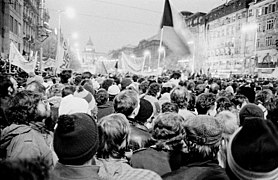 Revoluția de catifea a încheiat 41 de ani de guvernare comunistă autoritară în Cehoslovacia în 1989.