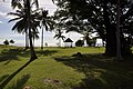 Taman antara pantai dan jalan menuju tempat peranginan di Pantai Tanjung Aru