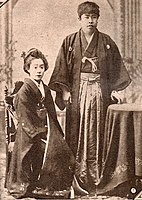 1889年の結婚写真。新郎は紋付羽織袴、新婦は黒の引き振袖