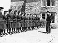 Brytyjski oficer wygłaszający mowę pożegnalną do wrenek przed ich demobilizacją (18 czerwca 1945 roku)
