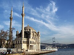 La mosquée d'Ortaköy et le pont des Martyrs du 15-Juillet sur le Bosphore.