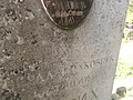 Следы вандализма на могиле Ульриха — видно нацарапанное на памятнике слово «Палач»