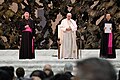 Papa Francesco (al centro) indossa la fascia bianca, mons. Gänswein (a sinistra) e il monsignore (a destra) indossano la fascia paonazza