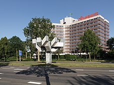 Vredenburg-Kronenburg, de Rijnpoort met sculptuur